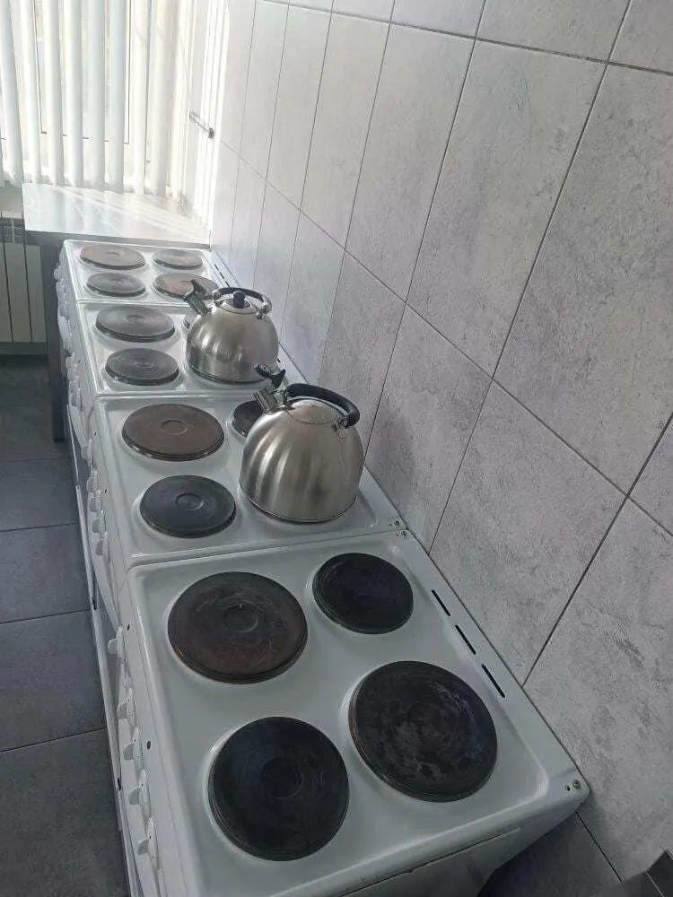 Кухня с плитой в общежитии для вахтовиков